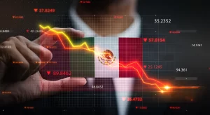 Gráfica financiera descendente sobre la bandera de México, simbolizando fluctuaciones económicas e impacto en la inversión extranjera.