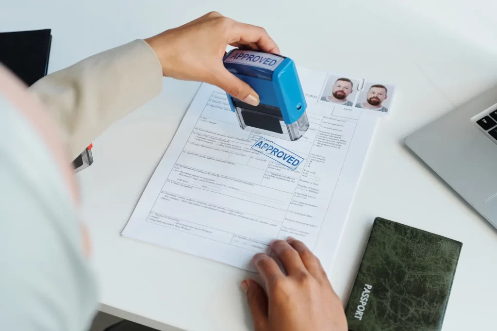 Empresario extranjero firmando contrato laboral tras obtener su permiso de trabajo.