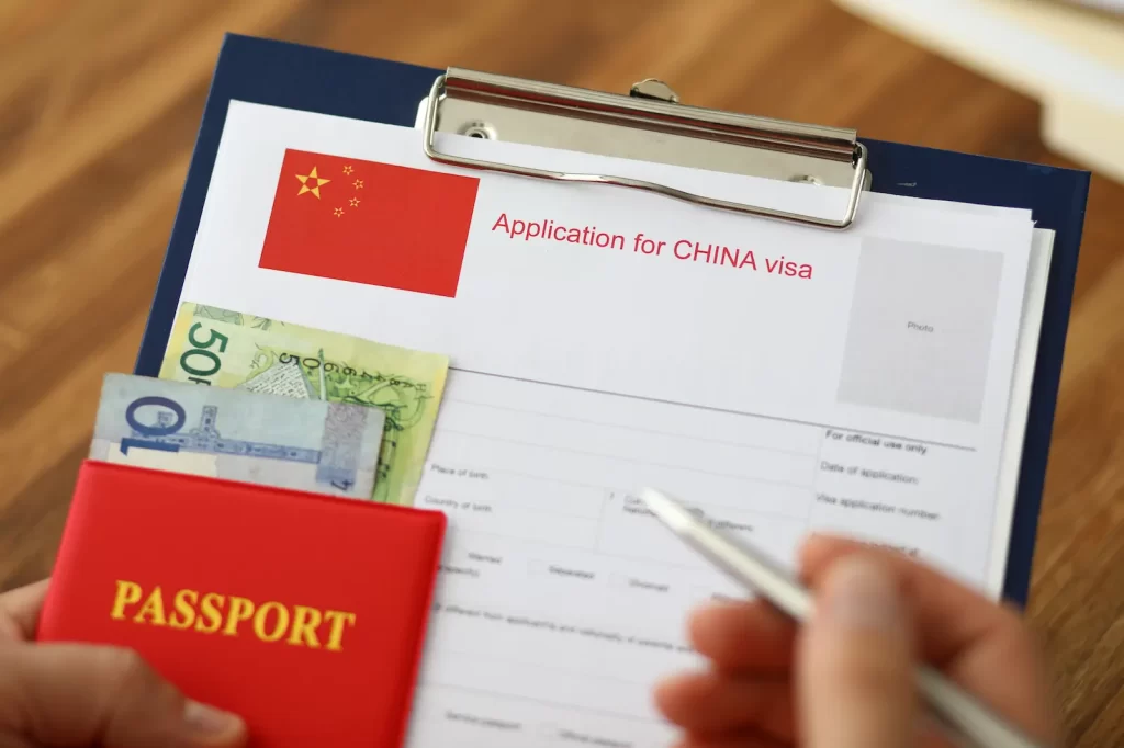 Solicitud de visa china de negocios acompañada de pasaporte y documentos requeridos
