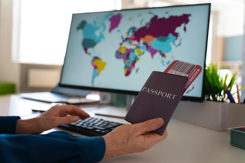 Pasaporte y mapa mundial como símbolo de viajes internacionales de negocios a China