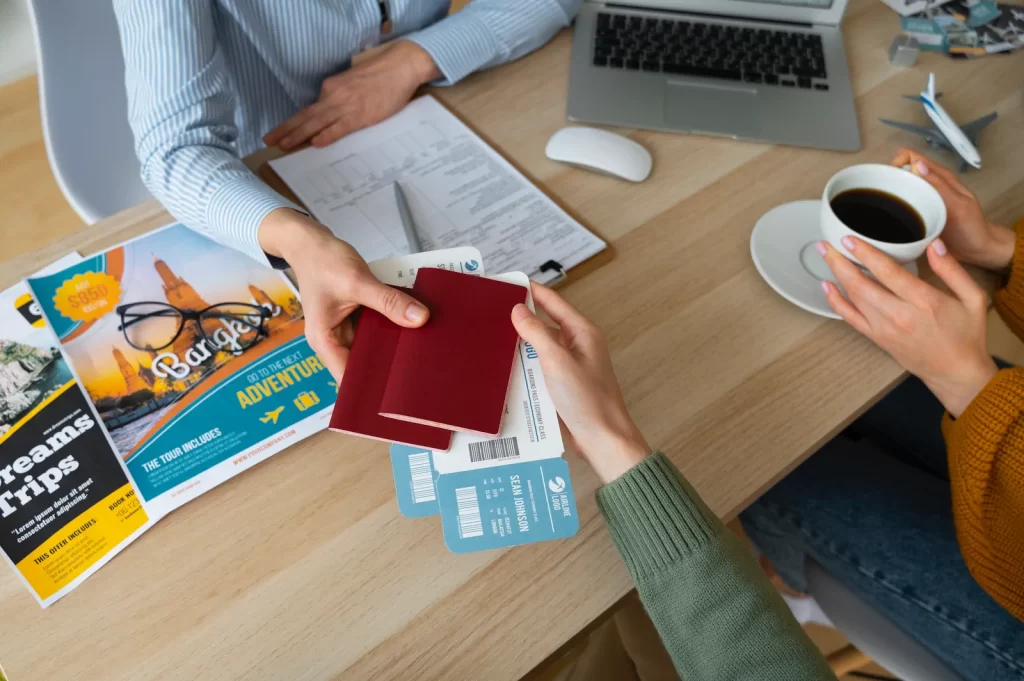 Persona entregando pasaporte y boletos en agencia para solicitar visa de negocios