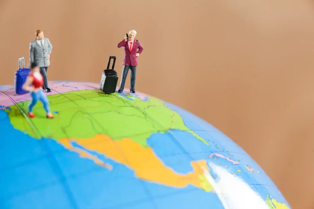Inversionista extranjero iniciando su negocio en Estados Unidos representado sobre el mapa