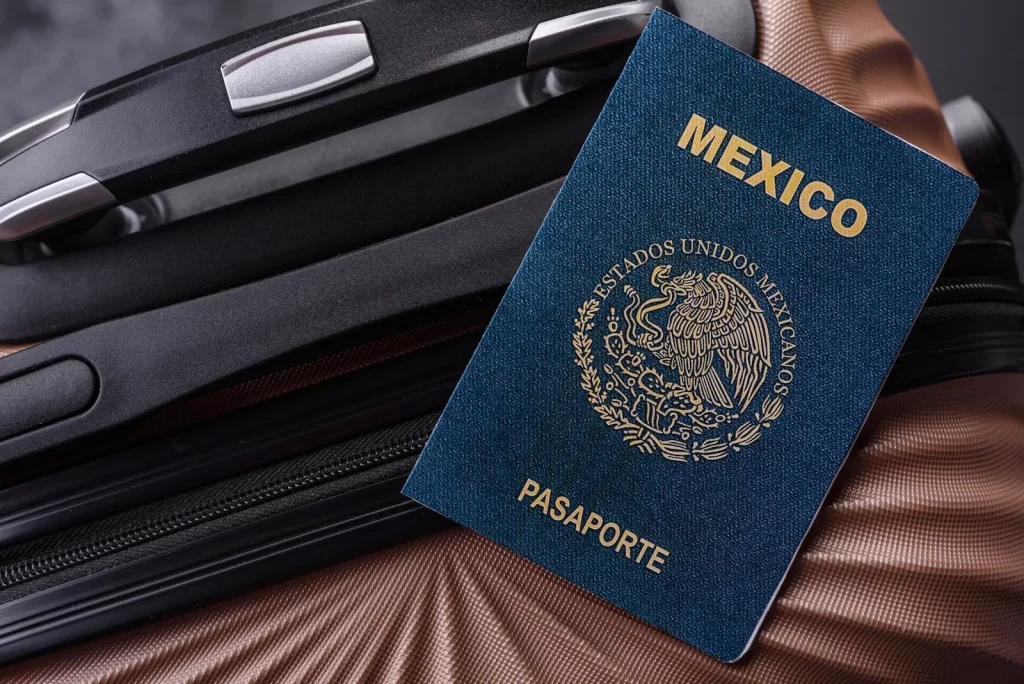 Pasaporte mexicano sobre maleta lista para viajar, simbolizando trámites migratorios