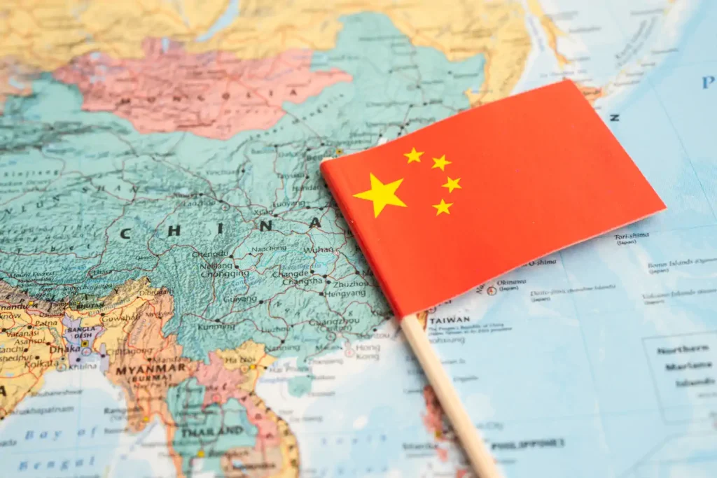 Mapa físico del mundo con pasaporte rojo chino encima