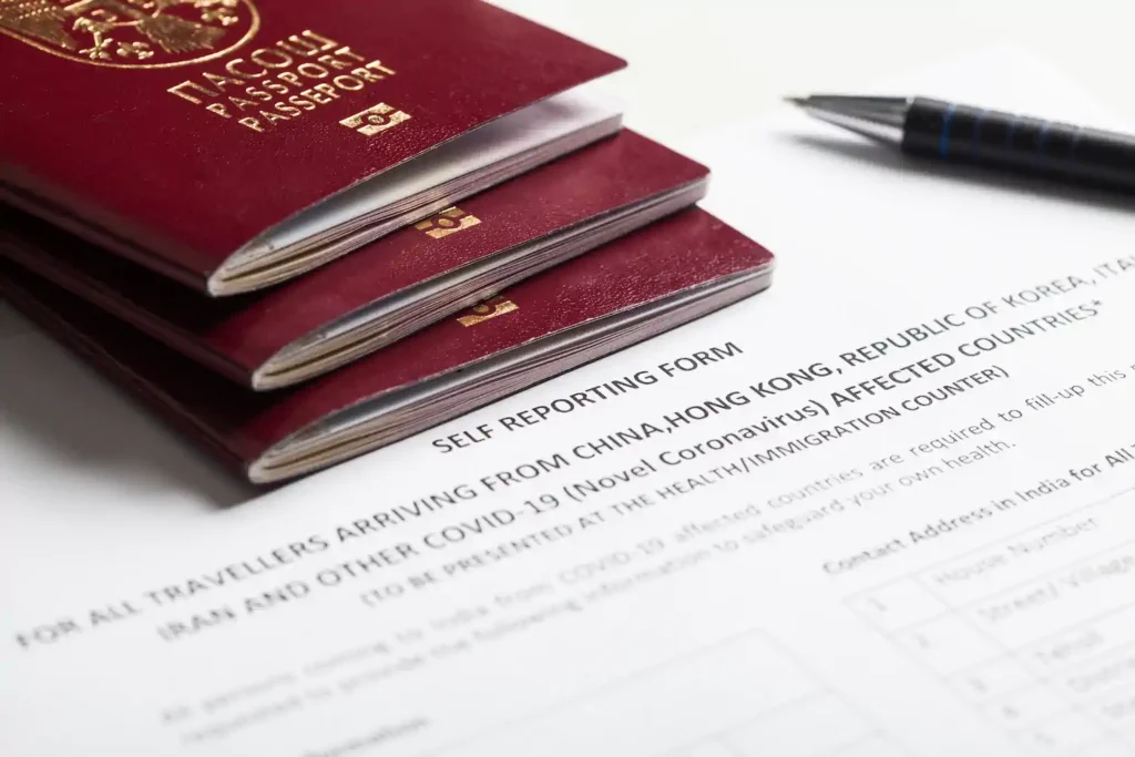 Varios pasaportes apilados junto a un formulario con texto en inglés