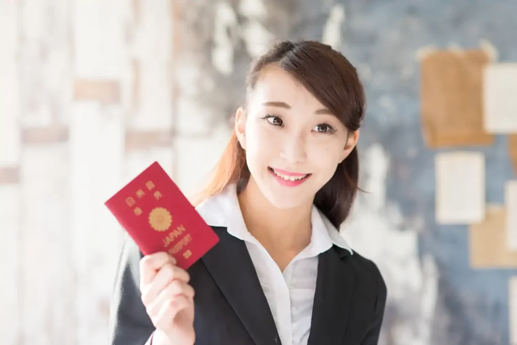 Mujer de negocios sonriendo sosteniendo un pasaporte rojo chino