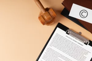 Mazo de juez sobre documentos legales listos para ser apostillados.