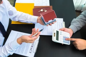 Revisión de pasaporte y documentos laborales con calculadora