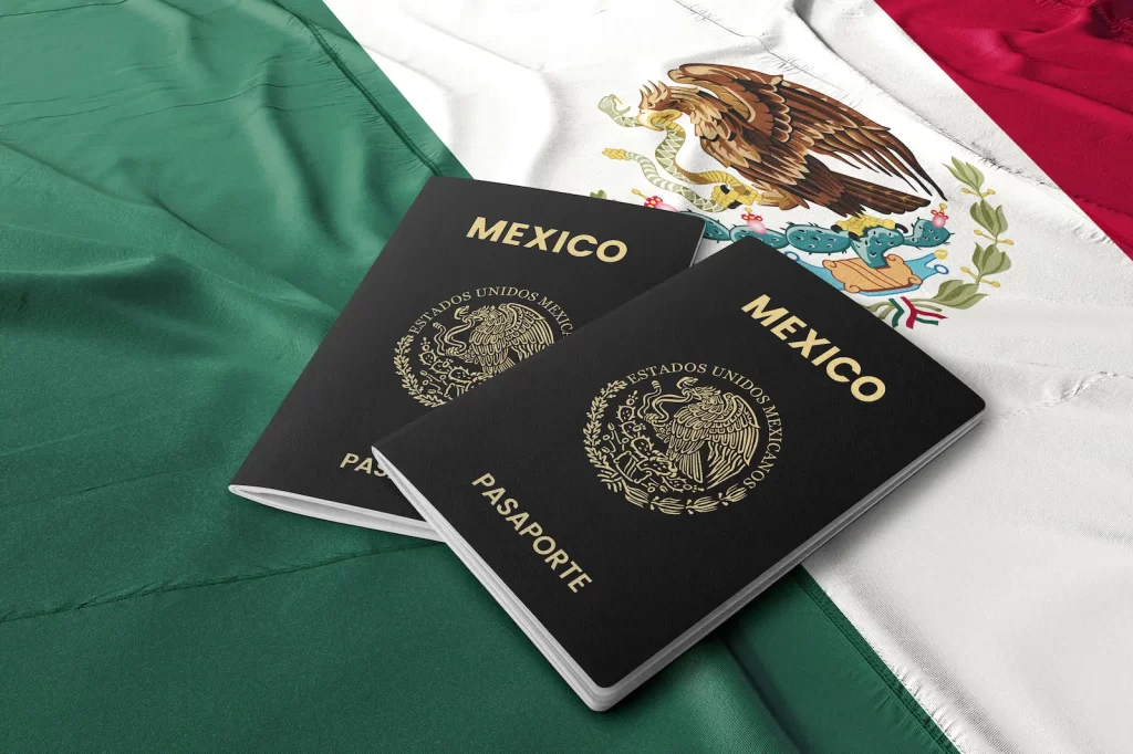 Pasaportes mexicanos sobre bandera, simbolizando contratación formal