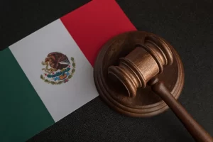 Mazo judicial sobre la bandera mexicana, concepto de permiso de trabajo legal.