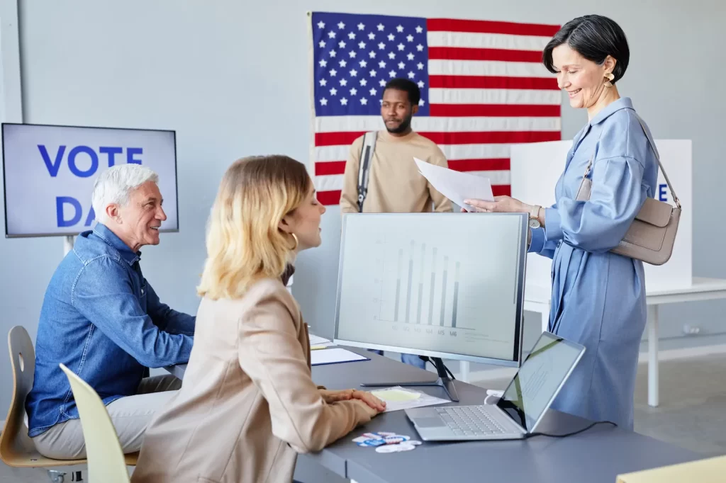Pareja consultando sobre cita de visa frente a oficial consular