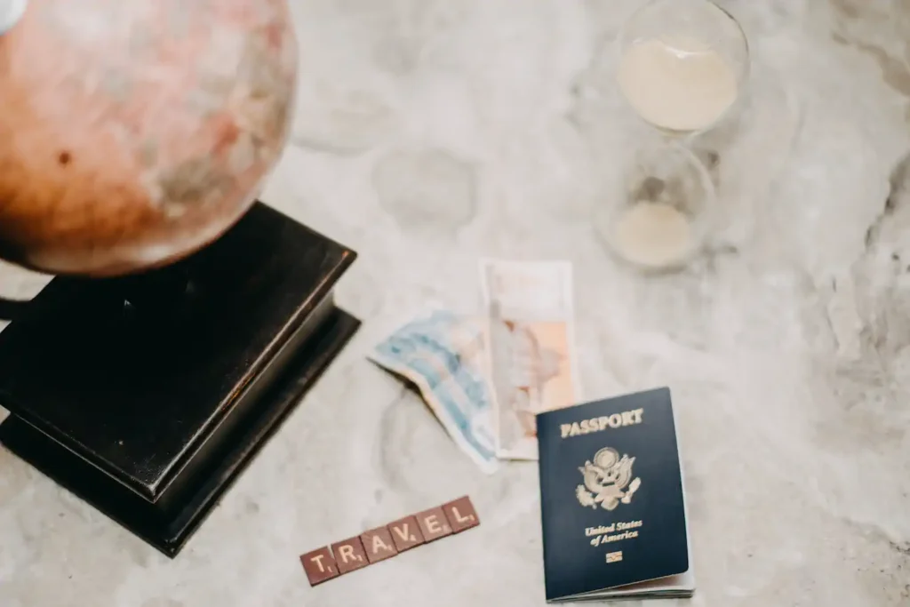 Pasaporte azul (EE.UU.) junto a billetes chinos sobre una superficie