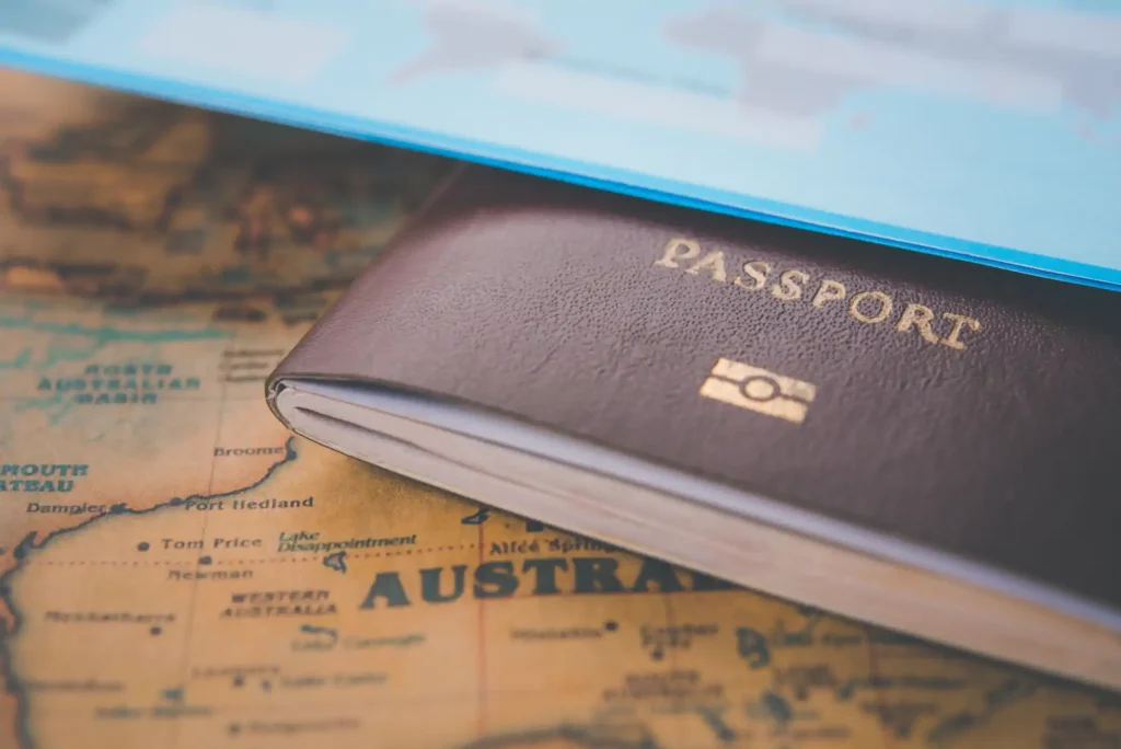 Pasaporte sobre mapa de Australia en primer plano