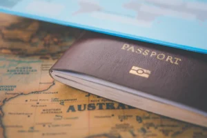 Pasaporte sobre mapa de Australia en primer plano