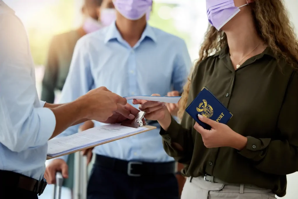 Control de pasaportes con viajeros usando mascarilla