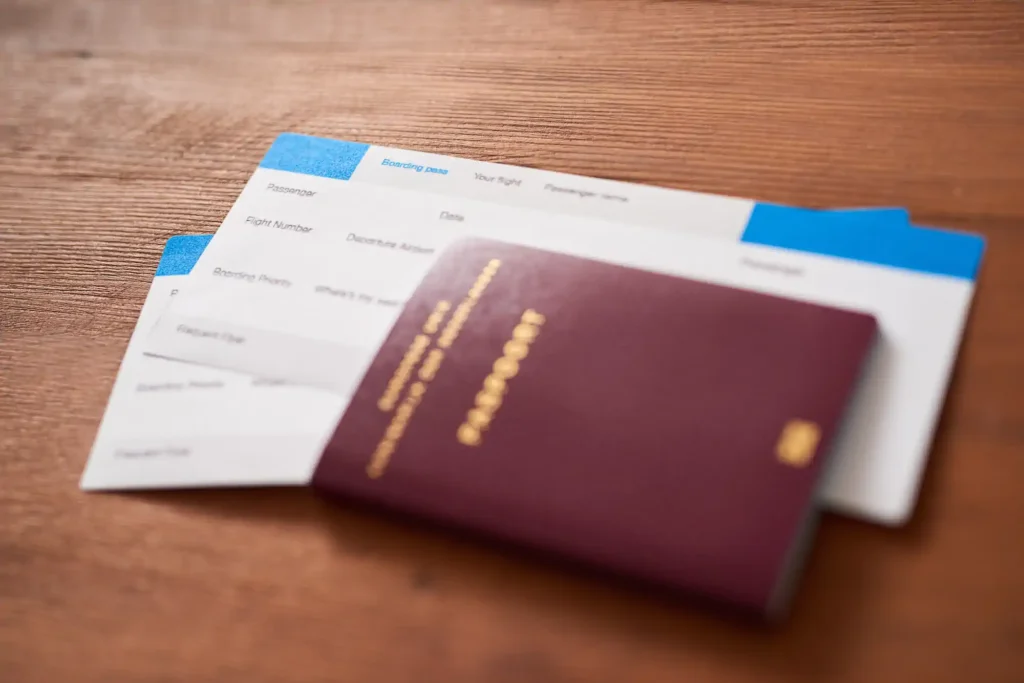 Pasaporte y tarjeta de embarque sobre mesa