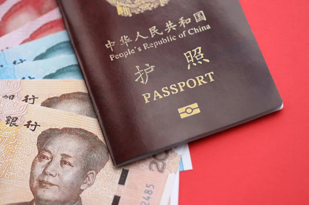 Pasaporte chino sobre billetes de yuanes