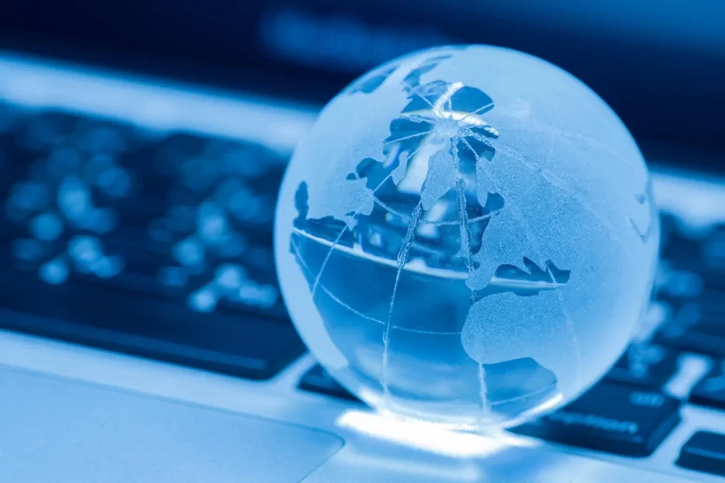 Globo digital sobre una computadora representando validación internacional de documentos mediante apostilla.