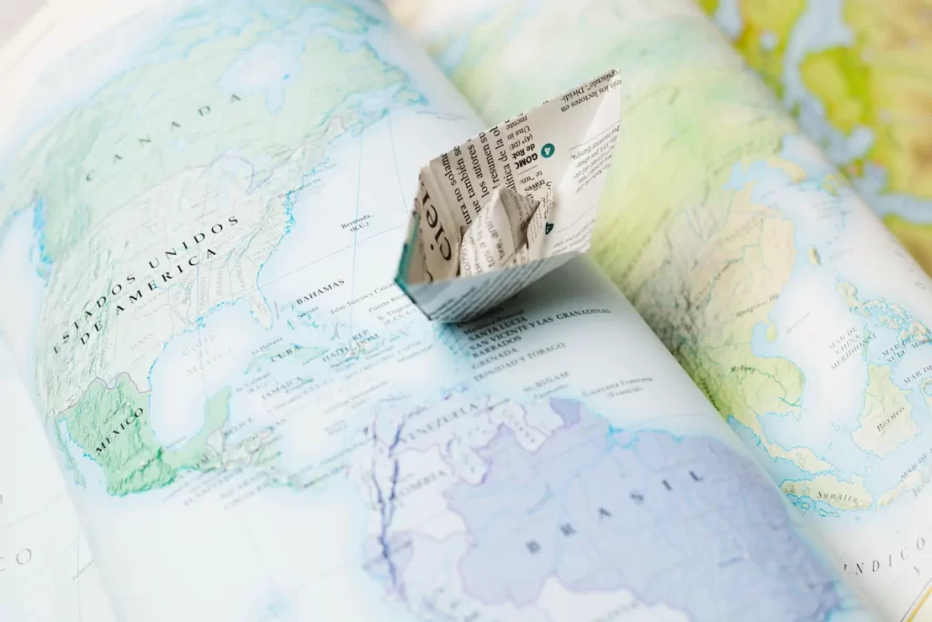 Mapa mundial con un pasaporte doblado sobre él, simbolizando uso de documentos apostillados en el extranjero.