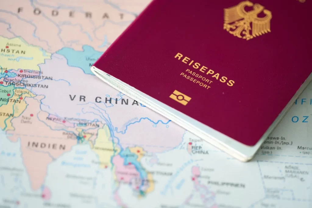 Pasaporte extranjero sobre mapa de China representando viajes y ferias internacionales.