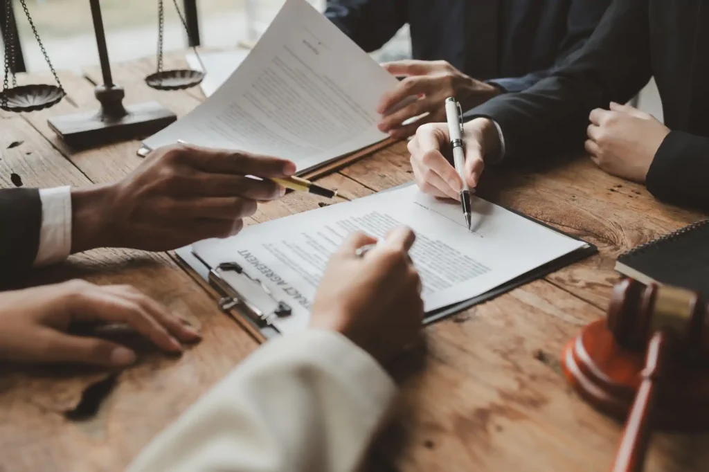 Firma de contrato legal en despacho jurídico