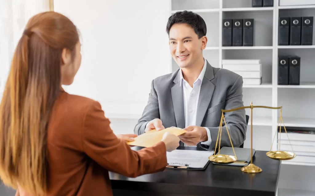 Mujer recibiendo asesoría legal sobre trámites de visa de parte de un abogado especializado