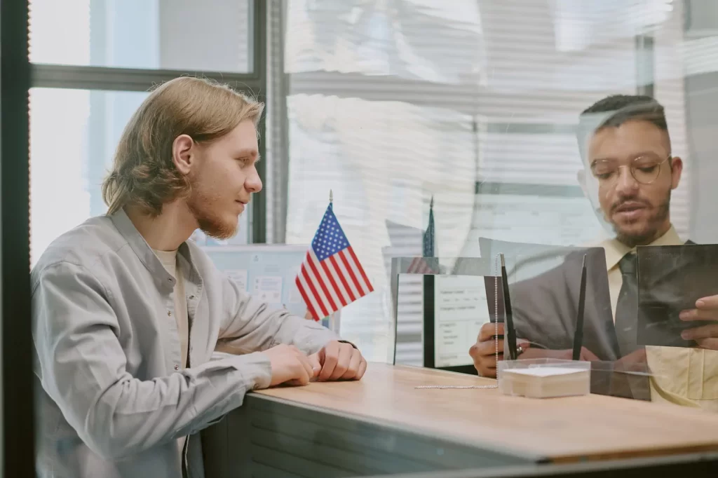 Solicitante conversando con un oficial consular en una embajada de Estados Unidos