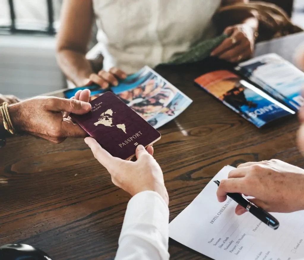 Asesor revisando documentos migratorios junto a un solicitante de visa