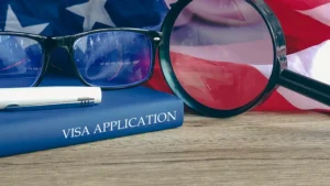 lentes sobre documentos, sin relación directa con el trámite de visa