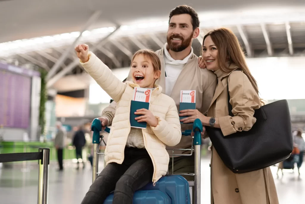 Familia en un aeropuerto mostrando pasaportes, ejemplo de vínculos familiares que ayudan a demostrar lazos fuertes para una visa B1/B2.