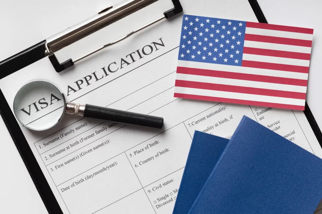 Formulario de aplicación de visa americana junto a una bandera y documentos necesarios para demostrar lazos fuertes.