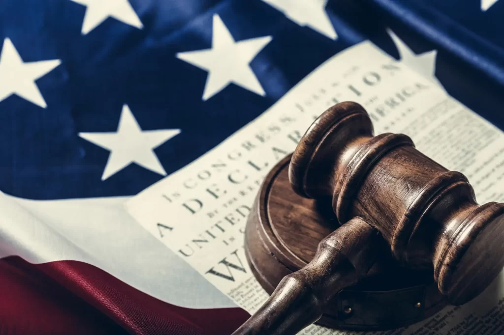 Martillo judicial y documentos migratorios relacionados con leyes de inmigración en EE.UU.