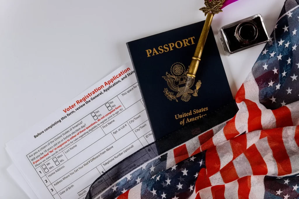 Pasaporte y formulario de visa americana sobre bandera de Estados Unidos