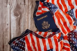 Pasaporte estadounidense sobre bandera de Estados Unidos listo para renovación de visa