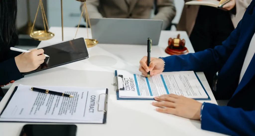 Firma de contrato en despacho de abogados