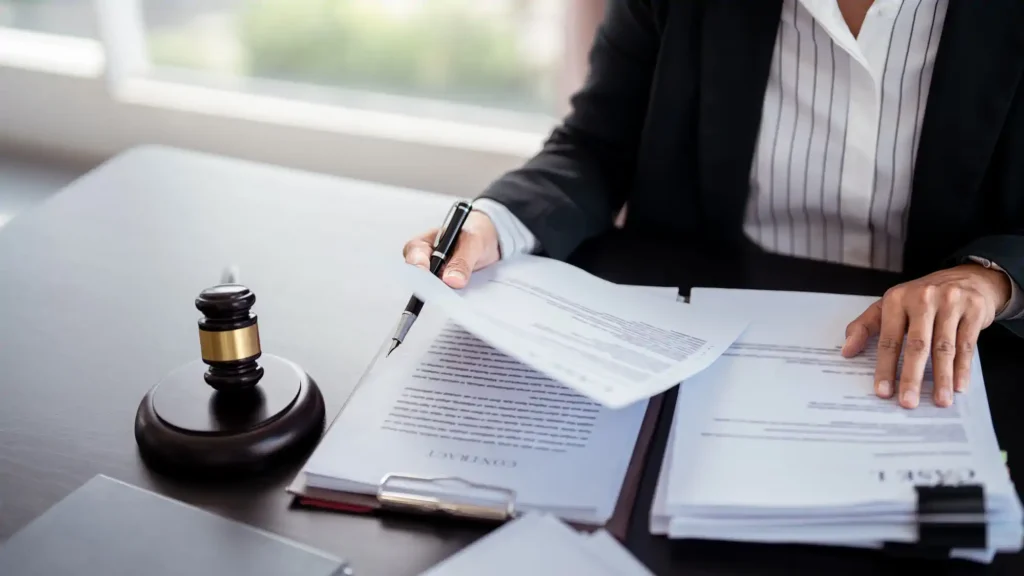 Abogado revisando documentos legales con mazo judicial