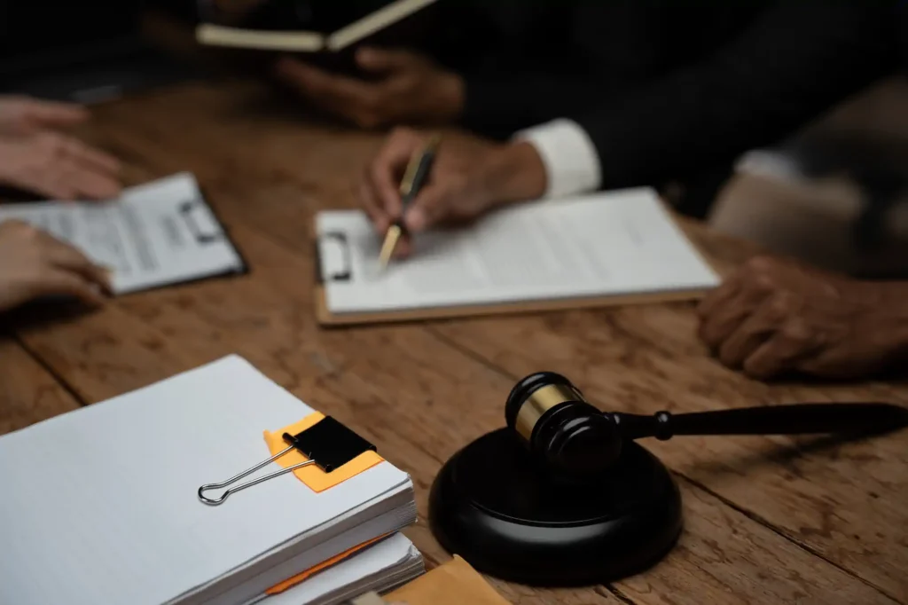 Mazo judicial y firma de documentos legales