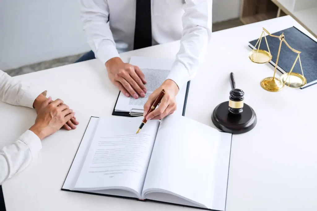 Abogado revisando contrato con cliente en despacho