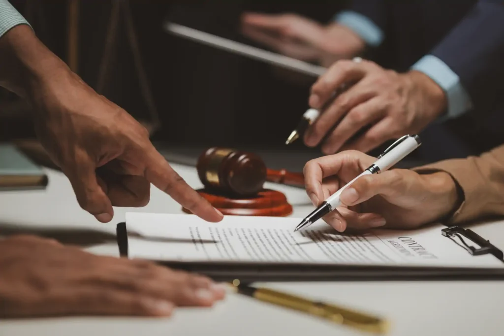 Firma de contrato legal con mazo judicial