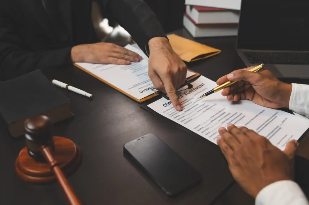 Firma de contrato legal en despacho
