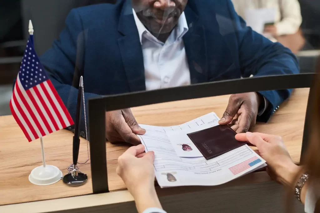 Revisión de documentos migratorios en proceso de renovación de visa americana