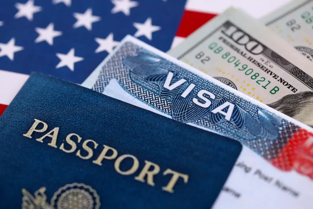 Detalle de visa americana junto a pasaporte para proceso de renovación 2025