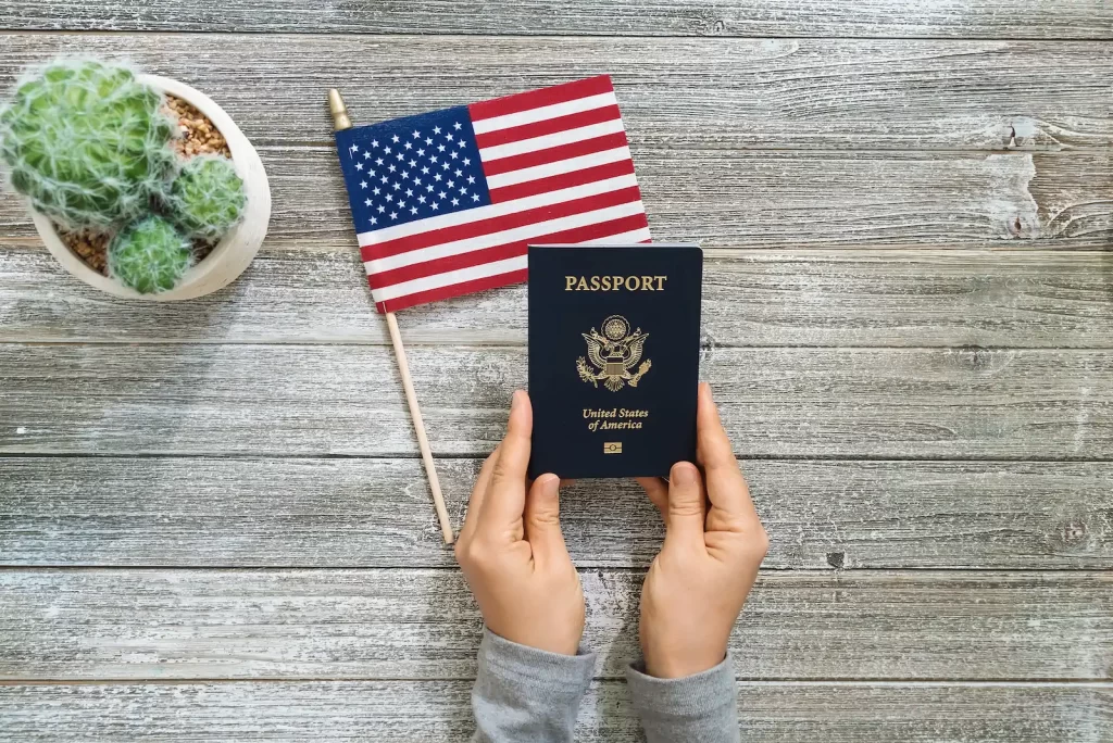 Pasaporte con bandera de Estados Unidos para trámite de visa sin entrevista