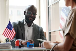 Entrevista migratoria entre solicitante y oficial en oficina de inmigración
