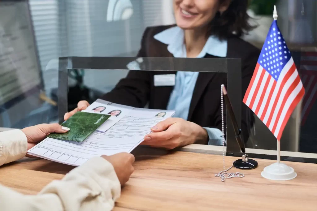 Entrega de documentos en ventanilla consular para renovación de visa americana
