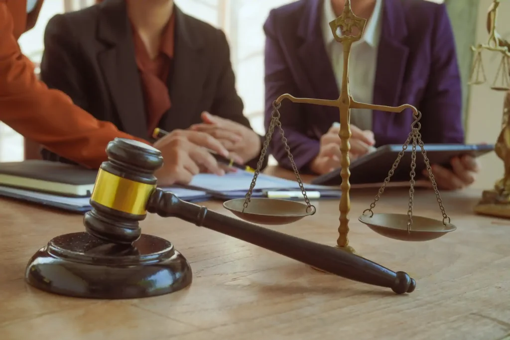 Mazo y balanza de la justicia en despacho jurídico