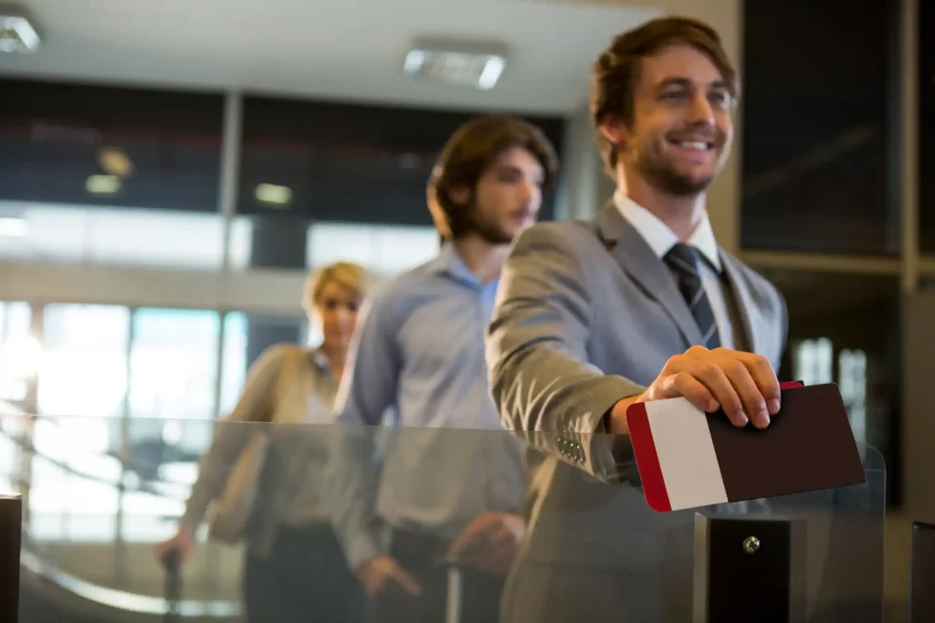 Hombre mostrando tarjeta de embarque en aeropuerto