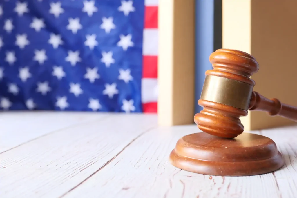 Mazo judicial con bandera de Estados Unidos