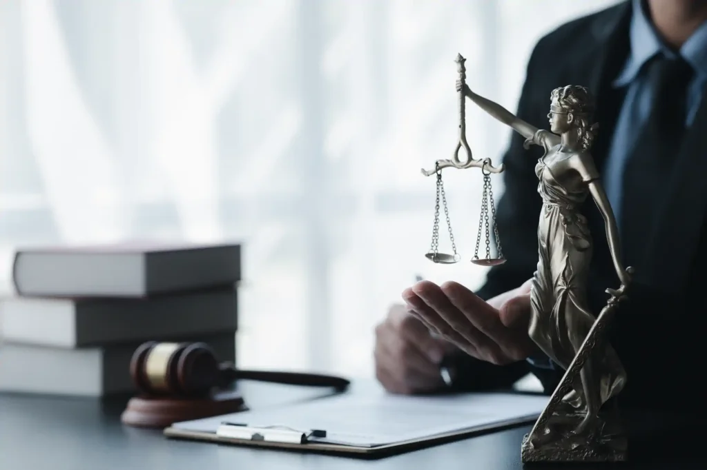 Estatua de la Justicia con balanza y mazo