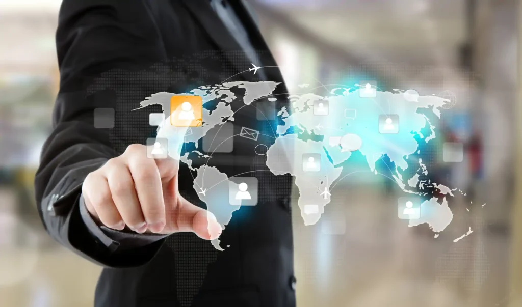Empresario interactuando con mapa mundial digital
